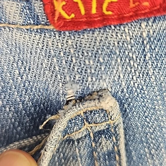 Tilt Low Rise Frayed Cuff Hem Jean Shorts Size: 7 - Picture 7 of 7